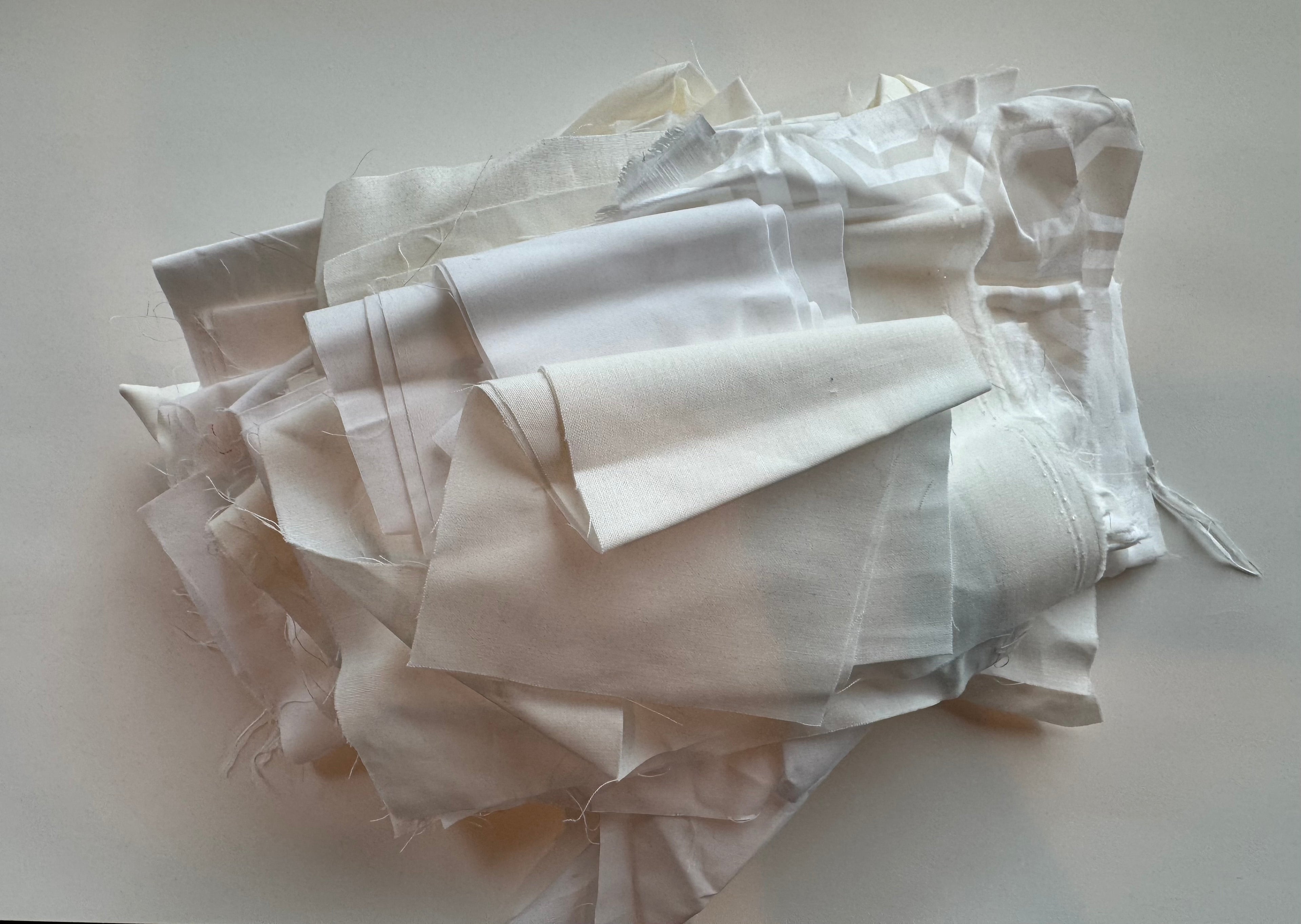 White and Off-white Scrap Pack - 1lb 4.2oz Neutral Solid + White-on-White Fabric
