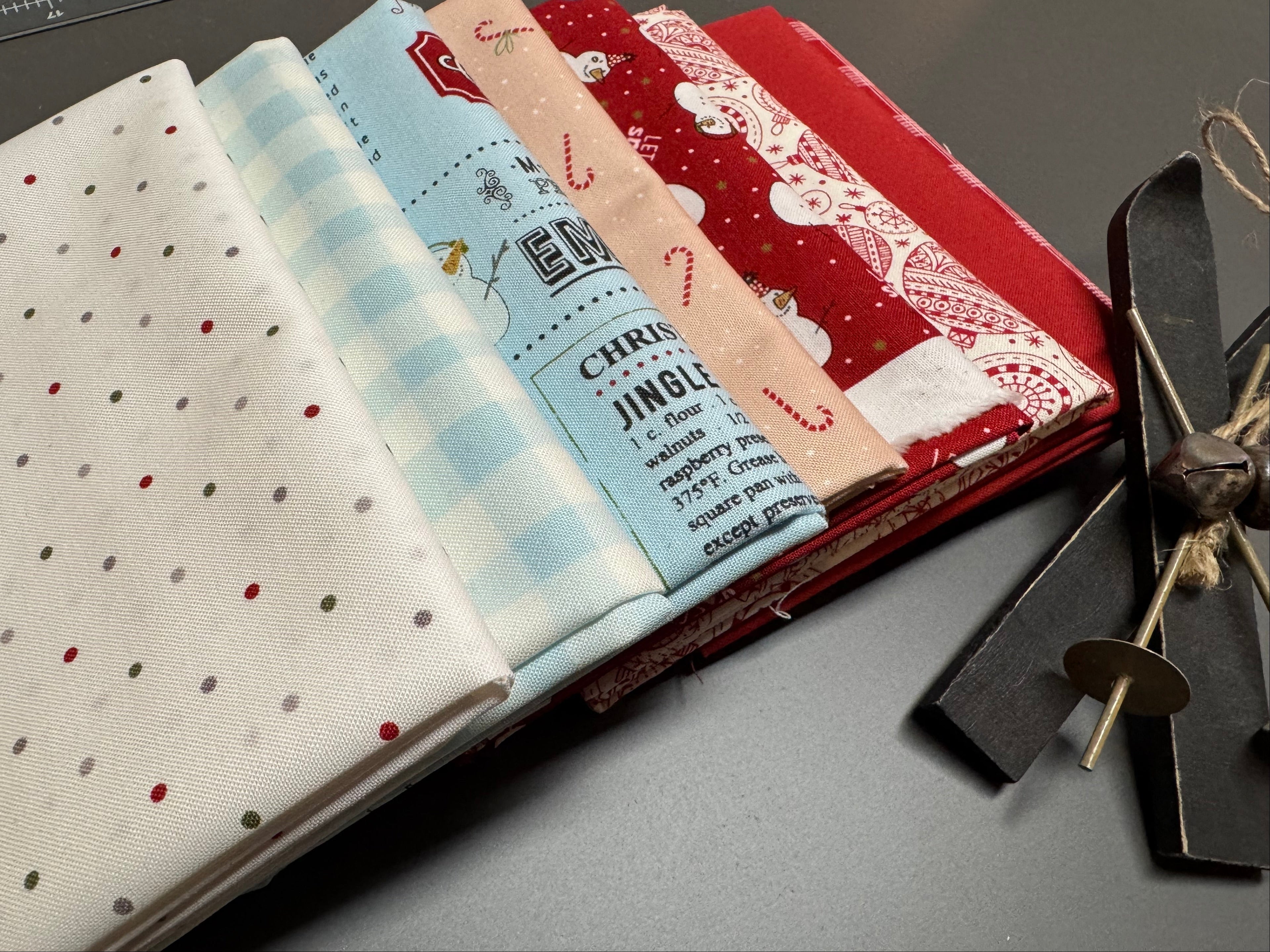 Sweetwater Mixed Christmas Fat Quarter Bundle- 7 FQs (Moda)