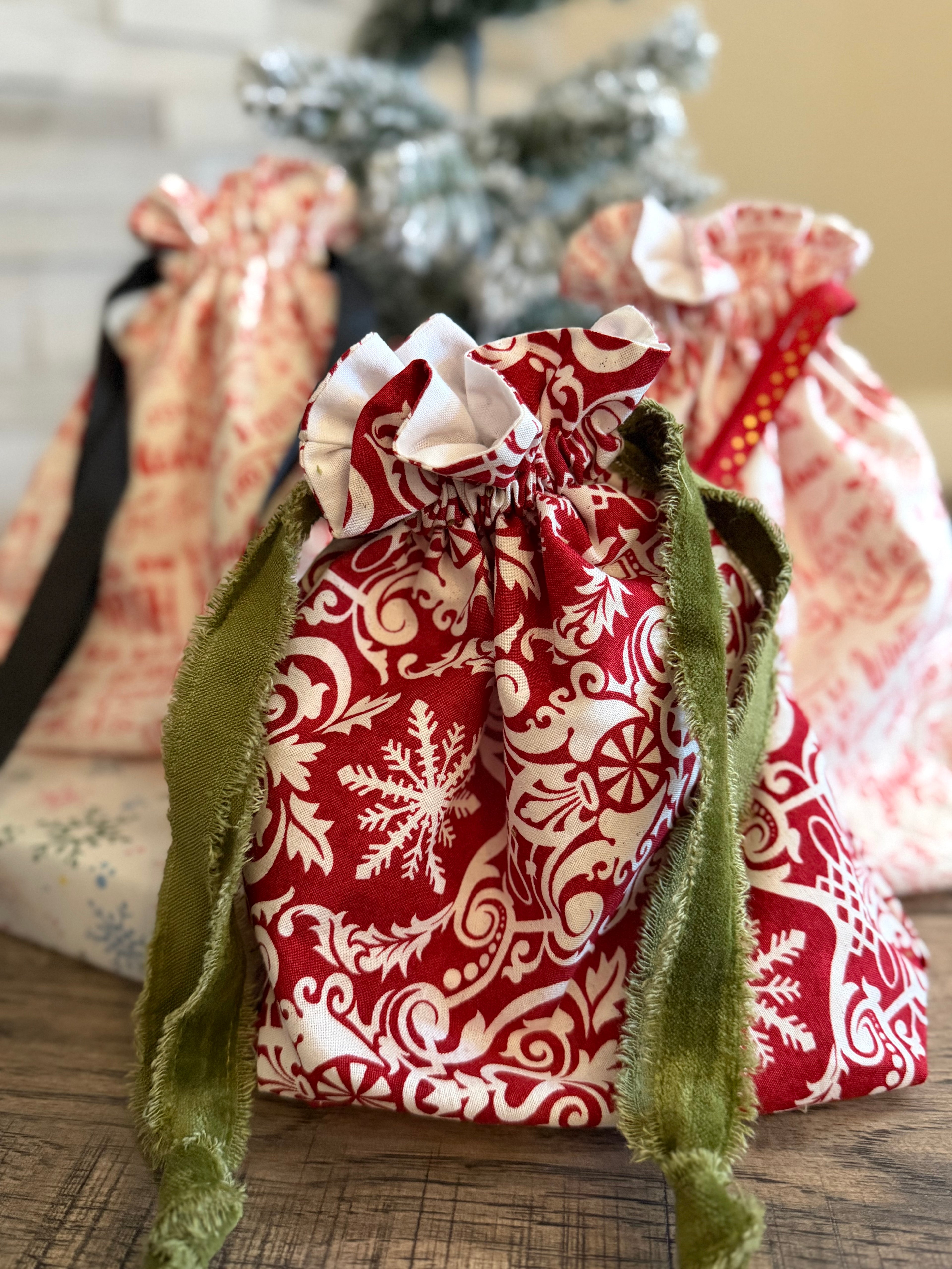 Reusable Lined Drawstring Fabric Gift Bag (Small) – Moda & Ruby Star Society