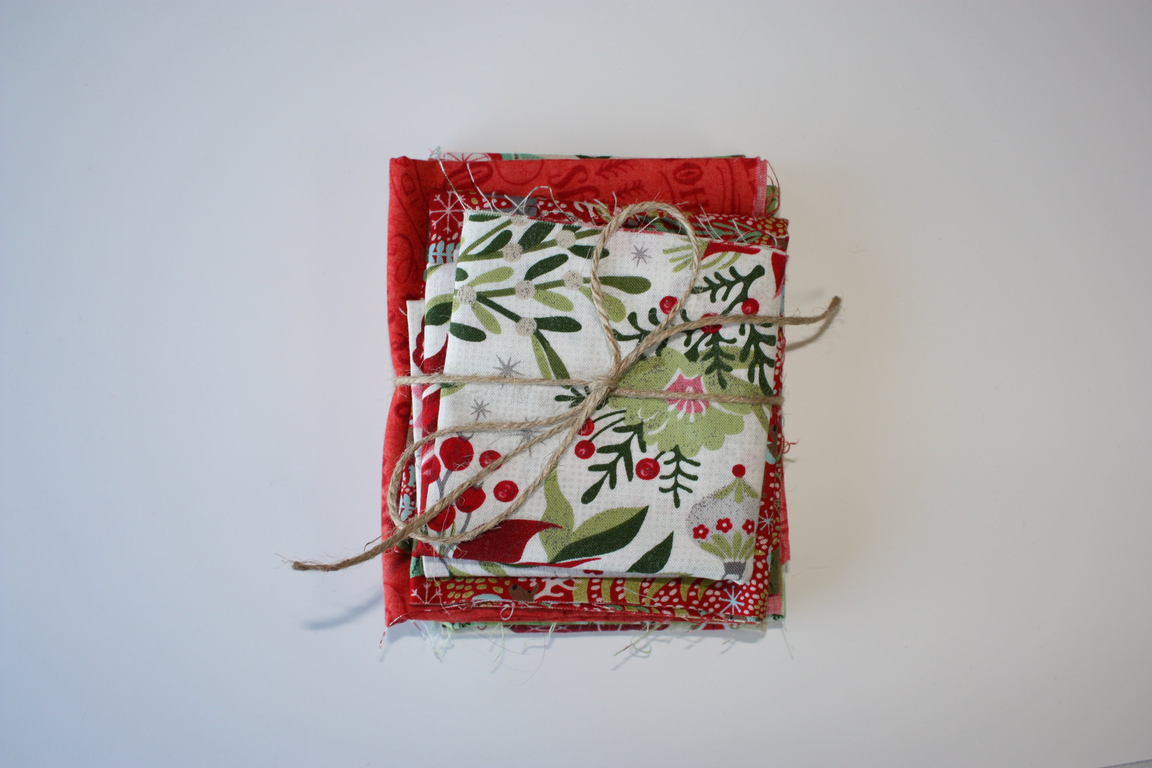 Vintage Christmas Scrap Bag - 5.8oz Holiday Fabric | Designer Scraps| Quilting Cotton